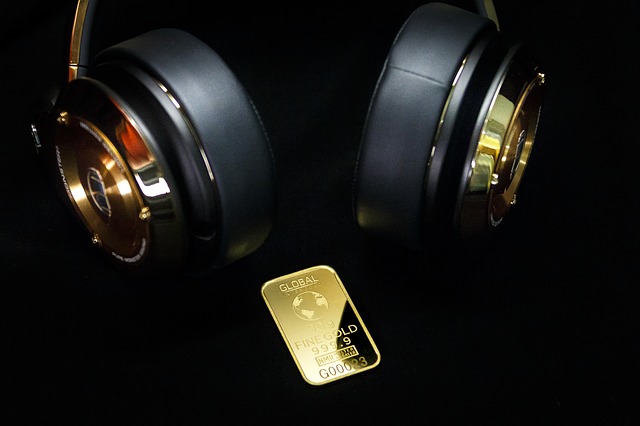 Picture of a gold slab in fron of a golden headphones.
