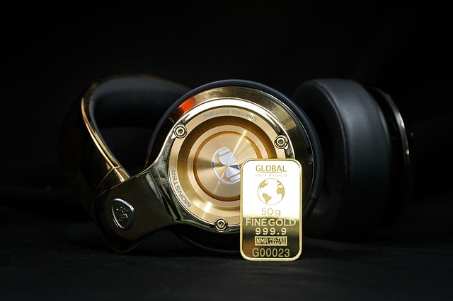Picture of a gold slab in fron of a golden headphones.